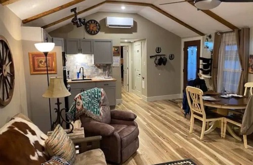 Fort Worth Cabin | Stockyards-Walk 1 Block to StockYards-Cowboy Cabin, TCU close by