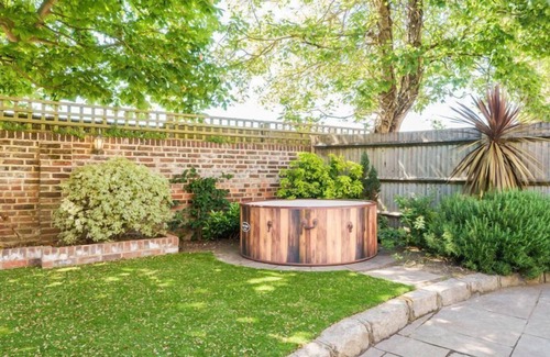 Gosport House | Stoke Villas - a house that sleeps 17 guests in 5 bedrooms