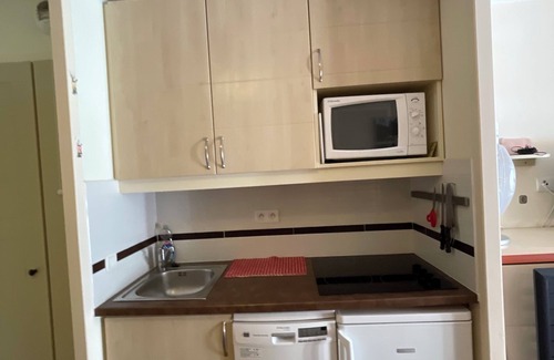 Cap Esterel Apartment | Stone and vacation apartment with covered parking space and pool access.