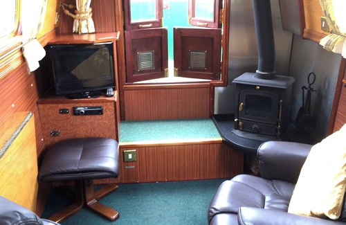 Stone Cabin | Stone - Boat - Sleeps 2 - Pet Friiendly- 85ws