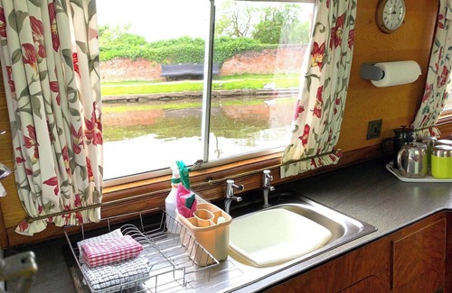 Stone Cabin | Stone - Boat - Sleeps 6 - Pet Friendly - 85ws