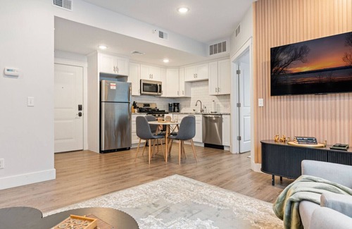 Traverse City Condo | Stone & Flora 2BR Condo Near Downtown and Bay