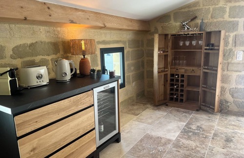 Saint-Quentin-la-Poterie Apartment | Stone-built cocoon in the center of the village, roof terrace and whirlpool bath