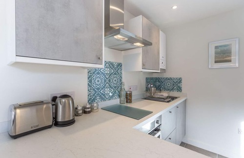 Bude Apartment | Stone's Throw Apartment - 3 min walk to the beach Bude Cornwall