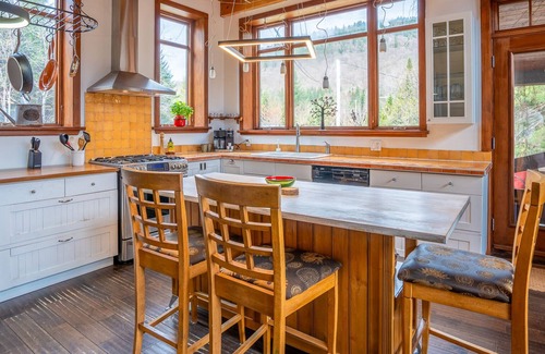 Stoneham-et-Tewkesbury Cottage | Stoneham's St-Évasion/25 min from Quebec - SPA for 9 - Billiards - Waterfront