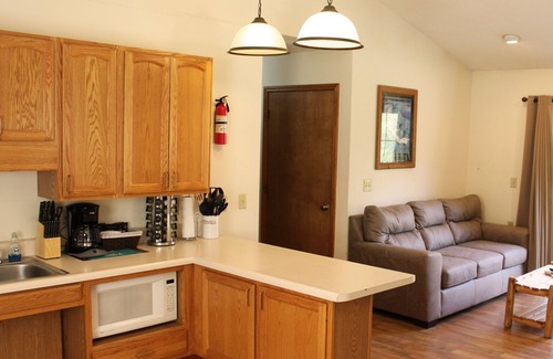 Makanda Cabin | Stones Throw from Giant City Park, Wineries, Hiking, Biking, Hunting and more.