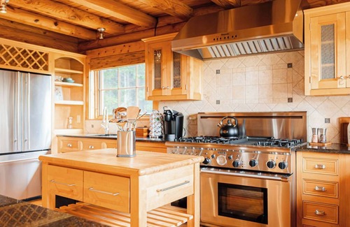 Meadows Of Dan Cabin | Stonewood Manor - Luxury and Cozy Meet. Hot tub