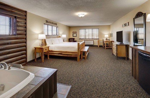 Moline Hotel | Stoney Creek Quad Cities, Expanded King w/Whirlpool | 3 Units