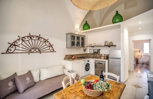 Gallipoli Historic Center Apartment | Storie e Affreschi - Two Bedroom Apartment, Sleeps 5