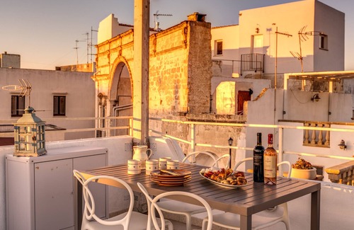 Gallipoli Historic Center Apartment | Storie e Affreschi - Two Bedroom Apartment, Sleeps 5