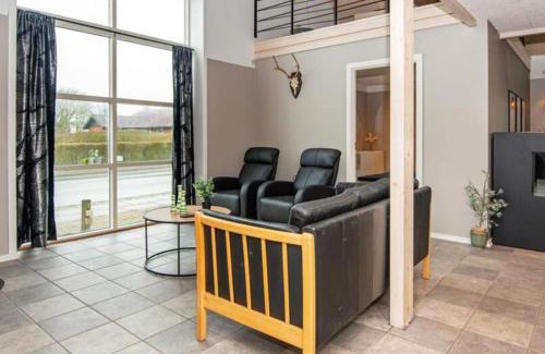 Henne House | Stort Aktivitets-Feriehus Med Fri Badeland, Bowling, Badminton Og Tennis,