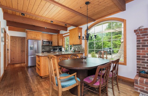 Lincoln City Cottage | Storybook Cottage-New- Walk to beach/shops, multi-generational, girls getaways