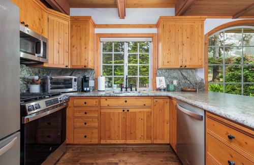 Lincoln City Cottage | Storybook Cottage-New- Walk to beach/shops, multi-generational, girls getaways