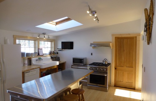 Morrisville Cabin | Stowe Log Cabin: Fireplace, Hot Tub, Views, fast Wi-Fi