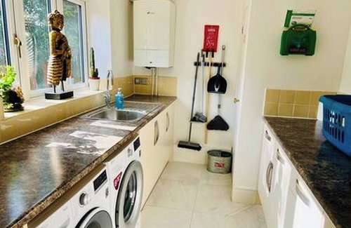 Wixford House | Stratford 4 BR Family Mansion with Pool, Gym & BBQ