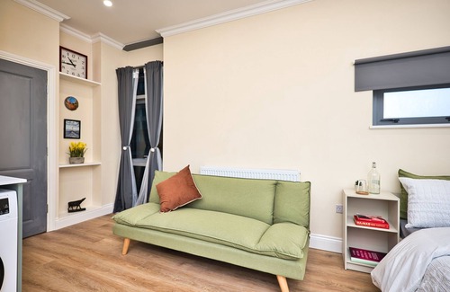 Stratford and New Town Apartment | Stratford Studio Flat for 3 in London E15