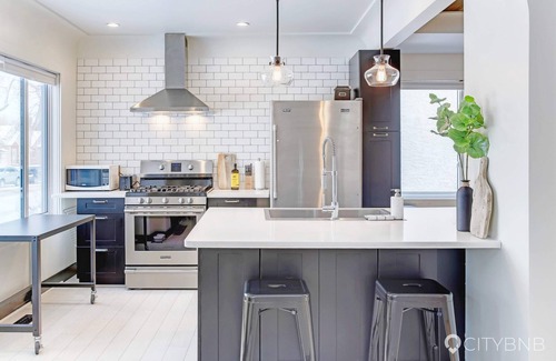 Edmonton House | Strathcona. Sleeps 6. Steps from Whyte Ave.