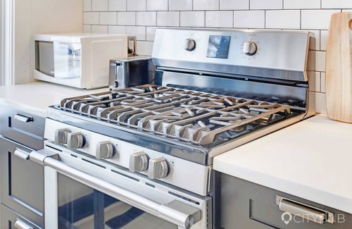 Edmonton House | Strathcona. Sleeps 6. Steps from Whyte Ave.