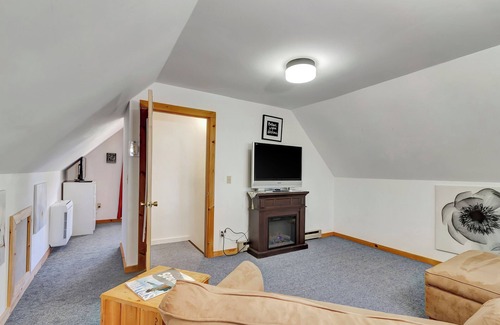 Jamaica House | Stratton; 5 min. Pikes Falls, 1 min. Fire pit, Pets welcome!