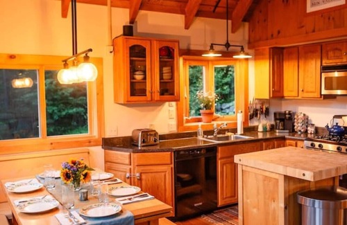 Jamaica Ski Chalet | Stratton Mountain Escape w Hot Tub|Deck|Projector