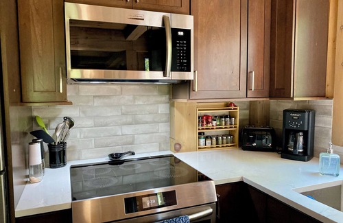 Stratton Mountain House | Stratton Mountain retreat with view, air conditioning and hot tub!