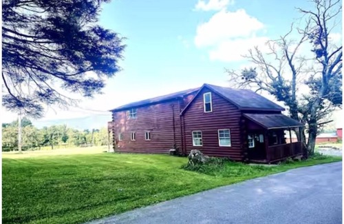 Warfordsburg Cabin | Streamside Haven at 70 Acres Valley Retreat