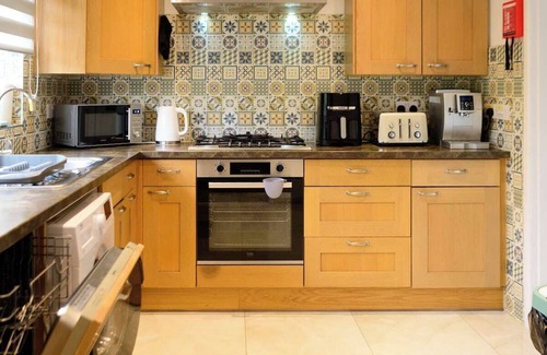 Bramcote House | Strelley House 2, off-street parking, Perfect for Family & Contractor friendly