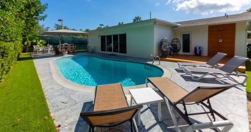Ojus Villa | Striking Urban Villa Backyard BBQ Fire Pit Pool