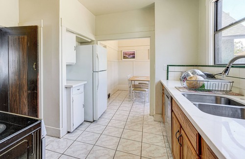 West Alameda House | Stroll to SF Bay Beaches! Cozy Home in Alameda