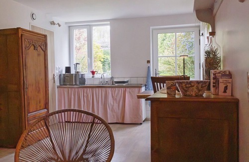 Tourville-sur-Pont-Audemer Apartment | Studio in manor house with private garden and 5ha woods, 30mns from Honfleur