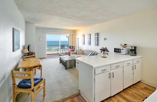 Lincoln City Condo | Stud Puffin - Cozy Condo with Ocean View Await!