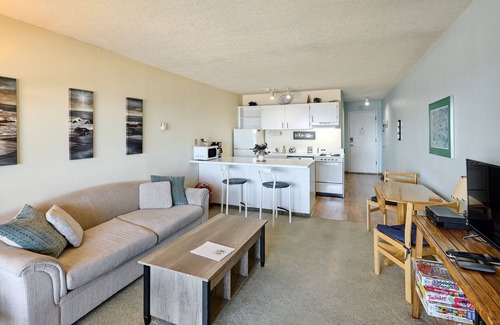 Lincoln City Condo | Stud Puffin - Cozy Condo with Ocean View Await!