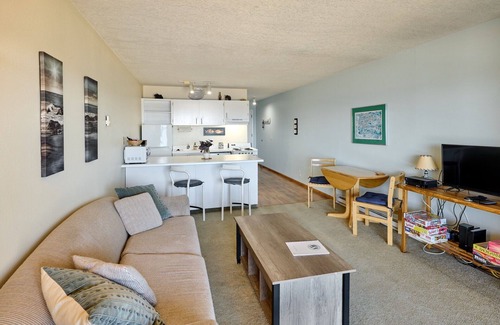 Lincoln City Condo | Stud Puffin - Cozy Condo with Ocean View Await!