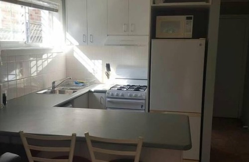 The Junction Apartment | Studio - 2.5km walk to Supercar precinct - walk to beaches/cafes/shops!