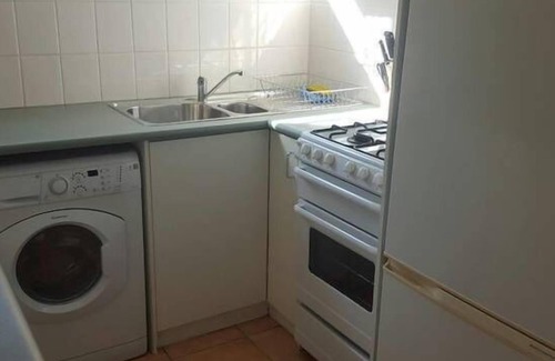 The Junction Apartment | Studio - 2.5km walk to Supercar precinct - walk to beaches/cafes/shops!