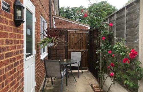 Staines Apartment | Studio-2 Staines,Heathrow, London-own entrance