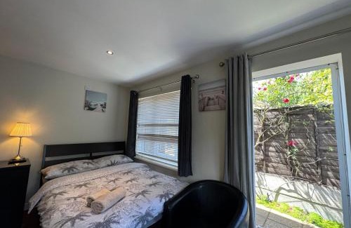 Staines Apartment | Studio-2 Staines,Heathrow, London-own entrance