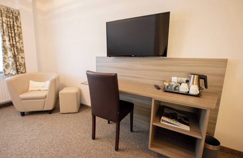 Dorumer Neufeld Apartment | Studio 203. Bright interior and garden view.