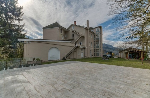 Arvillard Apartment | Studio '208' with shared pool, shared terrace and Wi-Fi