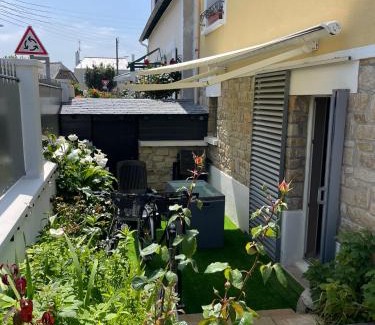 Parame Bed & Breakfast | STUDIO 3 Mn de la PLAGE Terrasse Vélos Proche de la ville fortifiée