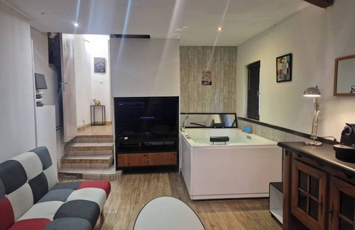 Vidauban Apartment | Studio 35m2 Avec Jacuzzi Privatif et Piscine Suite Parentale Avec sdb
