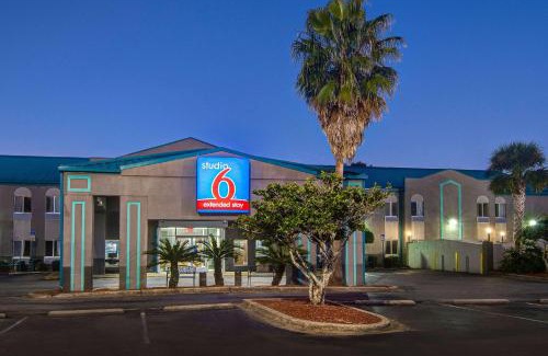 Pine Forest Hotel | Studio 6 Pensacola, FL - West I-10