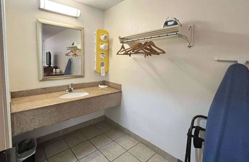 Dayton Hotel | Studio 6 Suites Dayton, Oh - Englewood