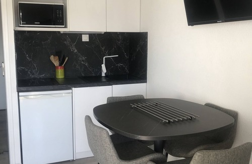 Saint-Cyprien Plage Apartment | Studio air-conditioned cabin 100 m from the beach, with lagoon view, swimming pool