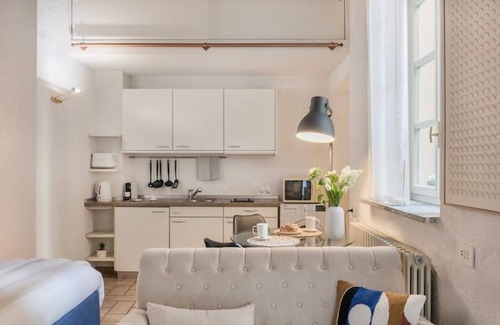 Como City Centre Apartment | Studio Apartment - 1 minute walk from the Lake