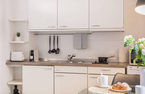 Como City Centre Apartment | Studio Apartment - 1 minute walk from the Lake