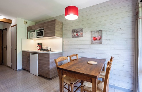 Cohennoz Apartment | Studio Apartment '10 - Bisanne' with Mountain View, Shared Garden and Wi-Fi