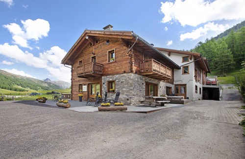 Livigno Apartment | Studio Apartment 'Agriturismo Bosco D'oro 5' with Mountain View, Shared Garden and Wi-Fi