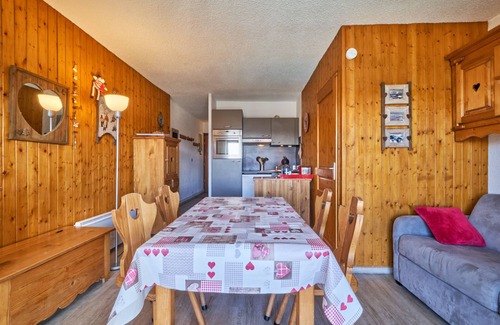 Jeux Apartment | Studio Apartment 'Alpe D'huez' with Mountain View, Shared Pool and Balcony