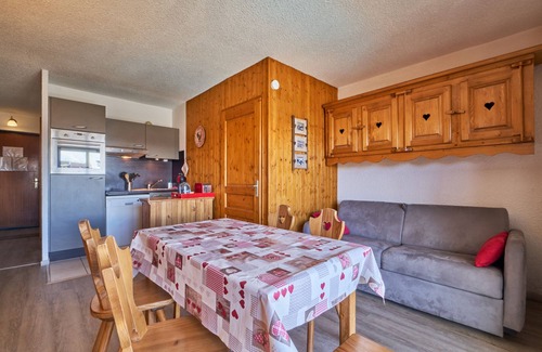 Jeux Apartment | Studio Apartment 'Alpe D'huez' with Mountain View, Shared Pool and Balcony